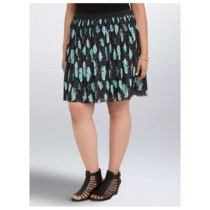 🎁5/$25 Torrid Black & Turquoise Pleated Skirt